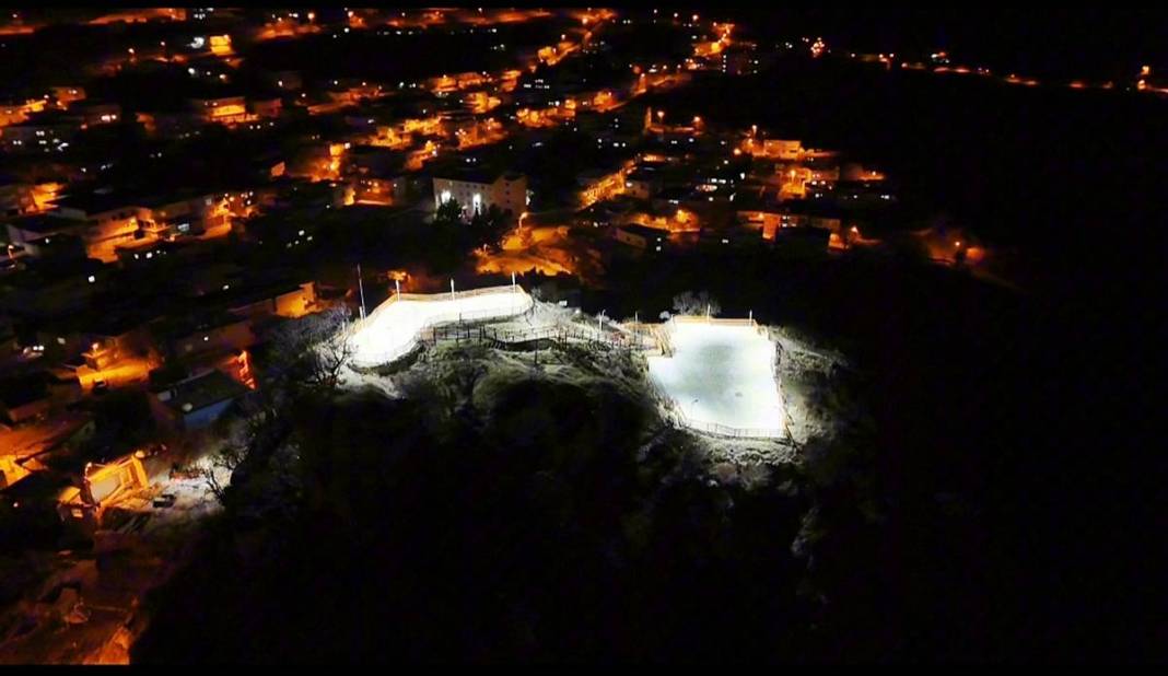 O kentin cazibe merkezi oldu: Tarihi kalede ışıklandırma sürprizi! Hem gündüz, hem akşam ziyaret edilebiliyor 10